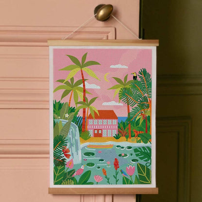 Maison au bord d’un étang entourée de plantes tropicales en Diamond Painting