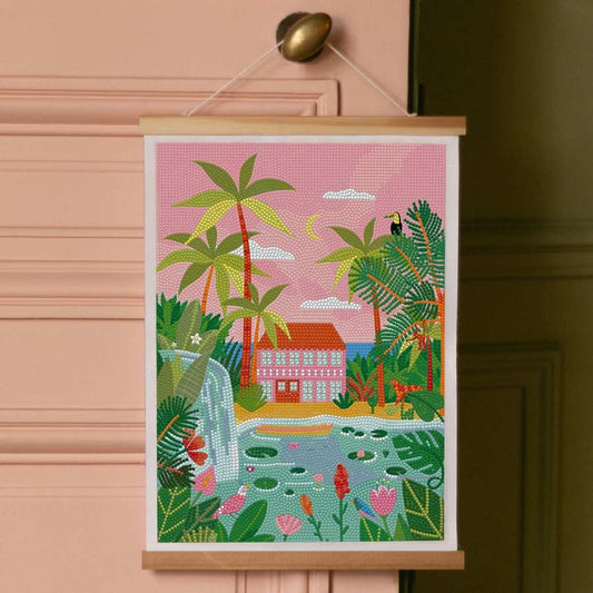 Maison au bord d’un étang entourée de plantes tropicales en Diamond Painting