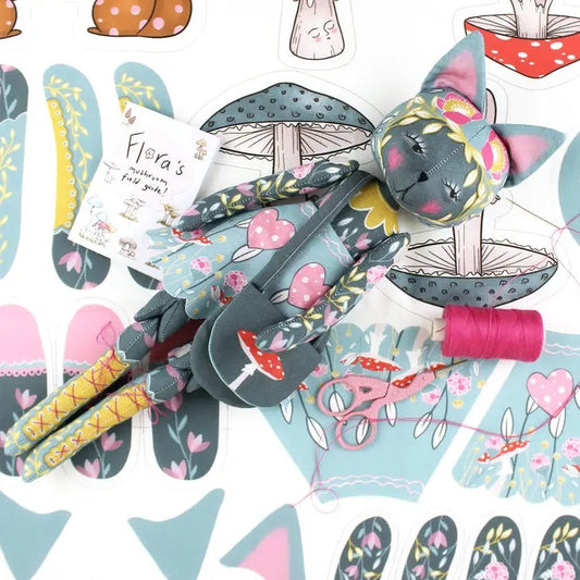 Kit de Couture Dolly – Flora la Butineuse & son Livre des Champignons (Miss Ella) | Coton bio & articulations Miss Ella