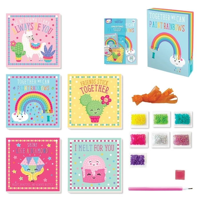 Enfant réalisant un tableau kawaii avec des strass