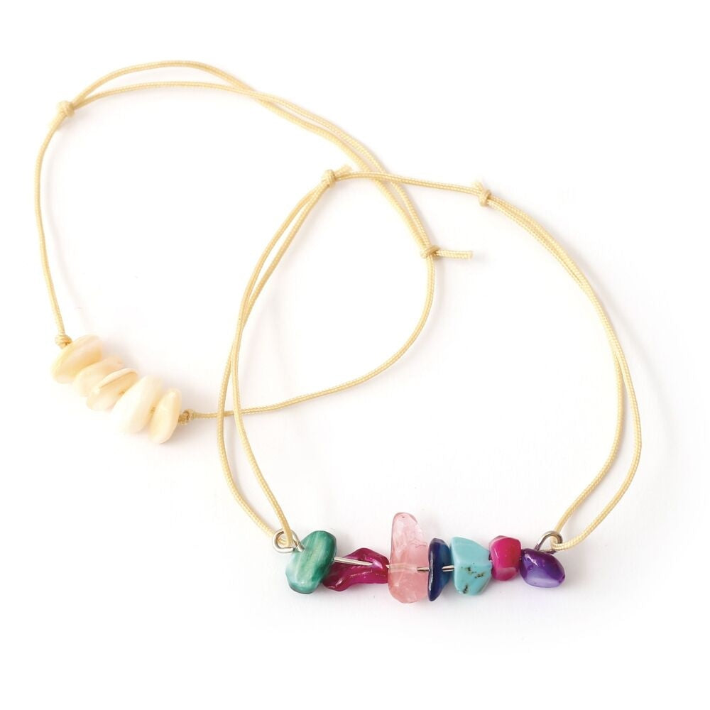 Activité créative autour des bijoux en pierres naturelles