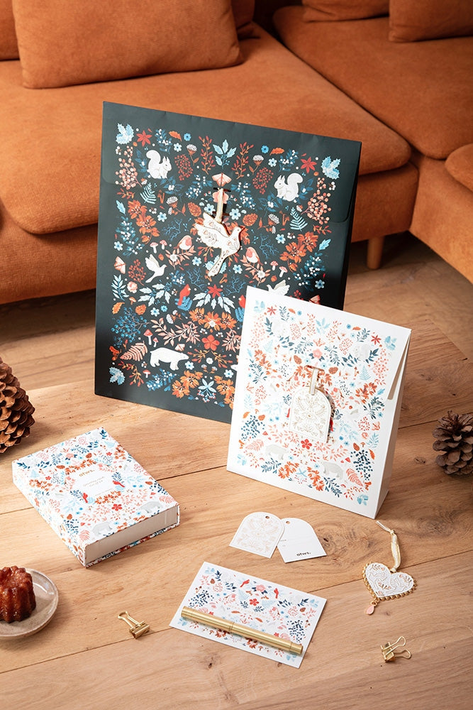 Gros plan sur le motif hiver blanc de la pochette cadeau White Winter