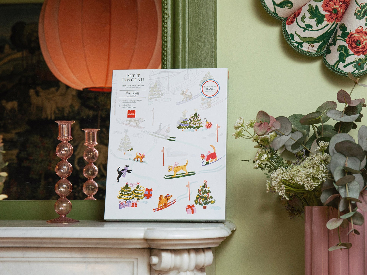 Pots de peinture et pinceaux fournis dans le coffret Tout Schuss.
