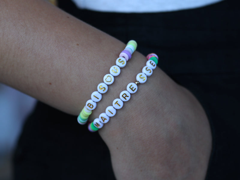 Perles lettres blanches avec finition dorée pour bijoux DIY