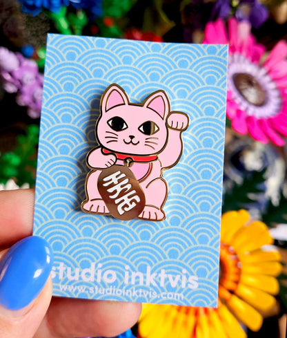 Pin’s Maneki Neko rose – Chat porte-bonheur japonais émaillé studio inktvis