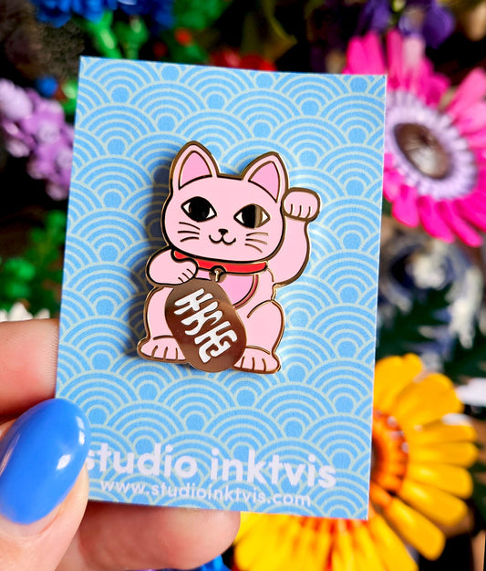 Pin’s Maneki Neko rose – Chat porte-bonheur japonais émaillé studio inktvis