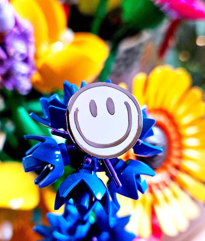 Pin Smiley Blanc – Broche Émaillée Kawaii & Pop Culture Studio Inktvis B.V.