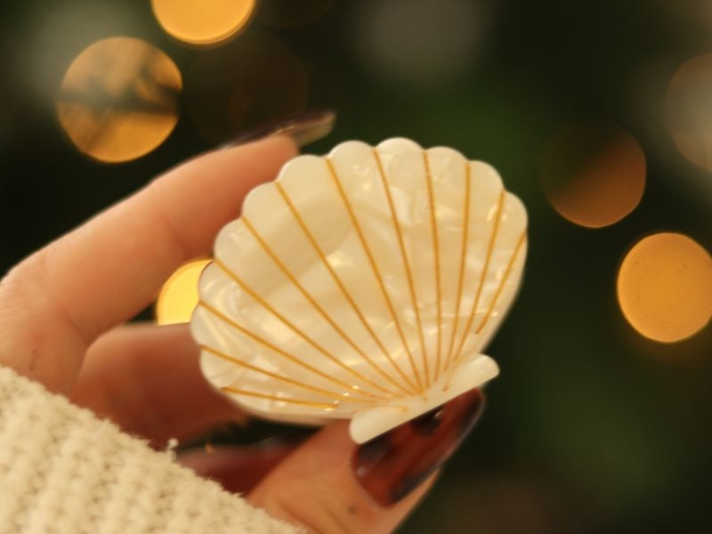 Pince à cheveux coquillage perle – Pince crabe nacrée chic en acétate (10 cm) LA PETITE EPICERIE