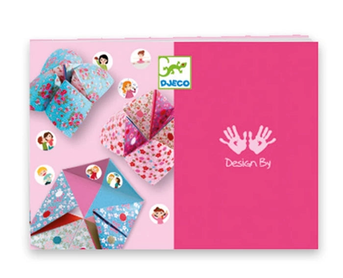 Enfant réalisant une cocotte en papier avec le kit Djeco