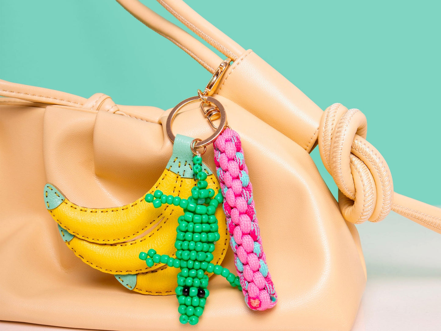 Bag charm banane coloré réalisé avec le kit créatif Tropical Juice