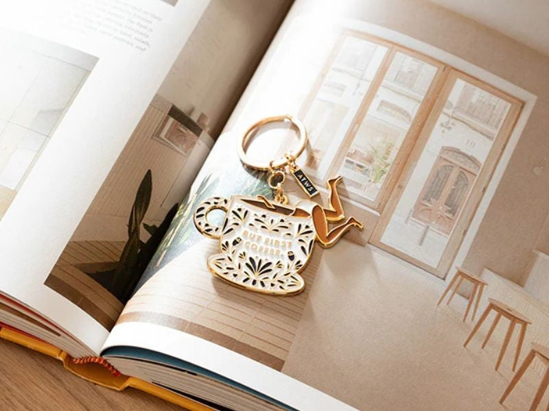 Porte-clés But First Coffee en émail doré – idée cadeau coffee lover All the ways to say