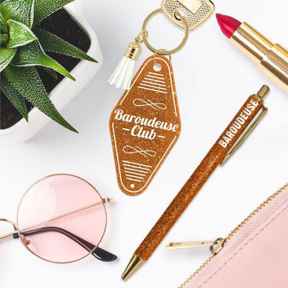 Coffret Duo Paillettes Girls Club – Porte-clés & Stylo Humoristique Baroudeuse JOY!