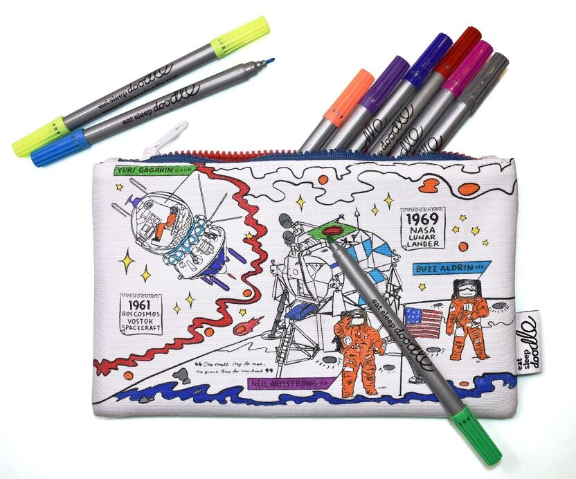 Trousse à colorier Espace lavable – Planètes, fusées & astronautes eatsleepdoodle EU