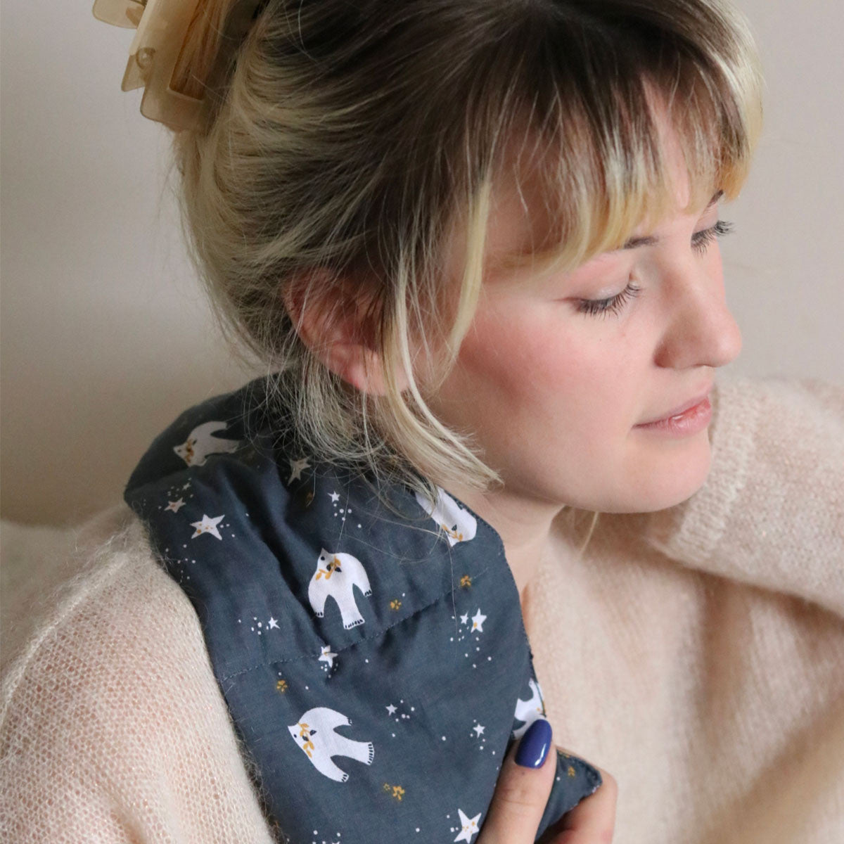 Kit DIY Couture – Bouillotte Bien-être Motif Hirondelles aux Noyaux de Cerises LA PETITE EPICERIE