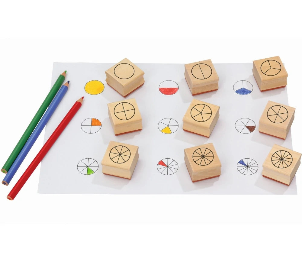 Enfant utilisant les tampons Crealign pour visualiser les fractions montessori