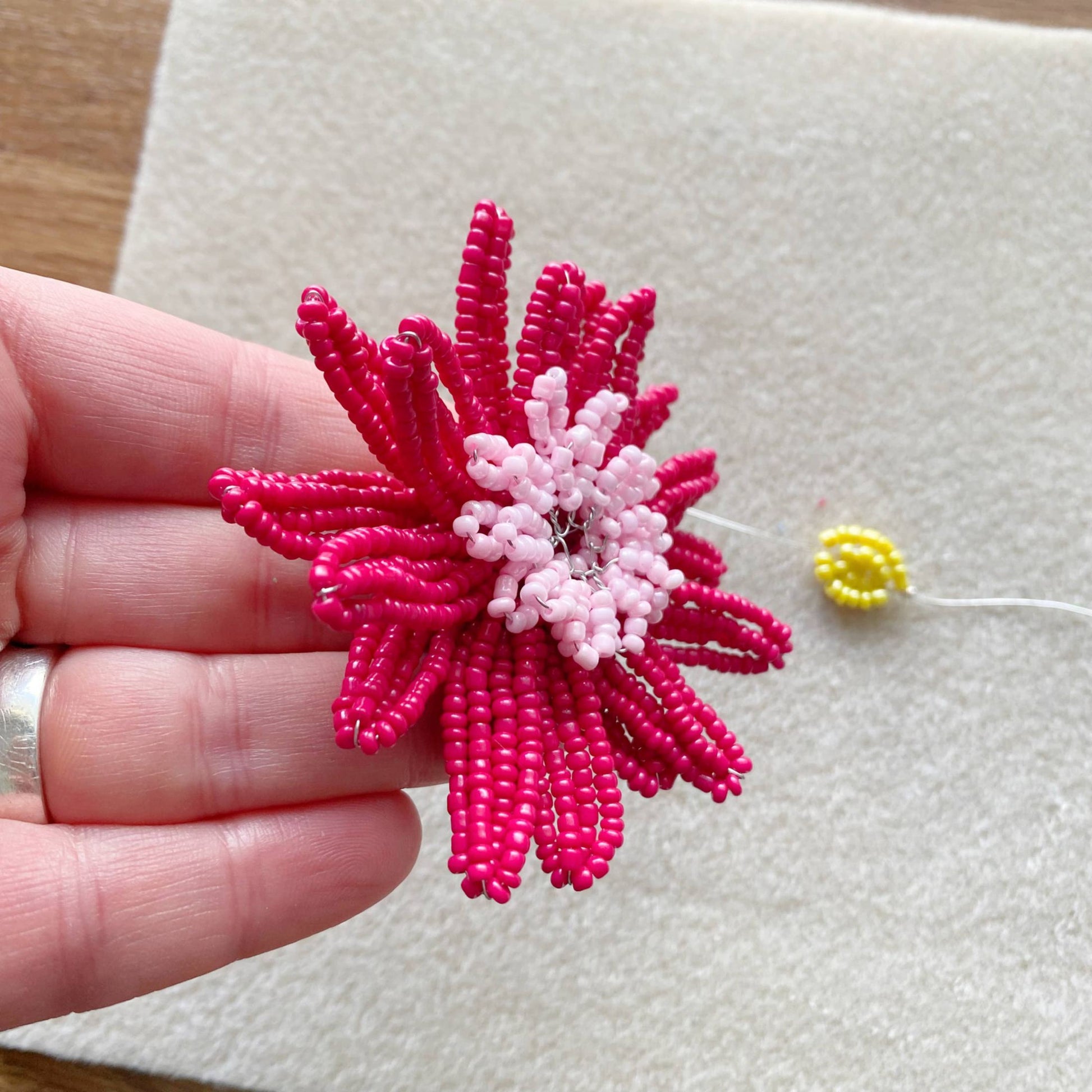 Kit de création de fleurs perlées - Gerbera (rose). Un cadeau créatif. The Beadology Shop