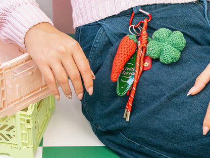 Kit crochet pour débutant – Bag Charms “Lucky Pepper” LA PETITE EPICERIE