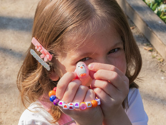 Barrette argentée scintillante Curvy Moonlight portée sur cheveux enfant ou adulte