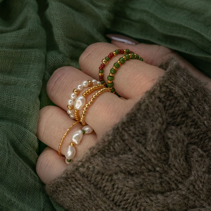 Bagues en perles naturelles créées avec le kit DIY MKMI