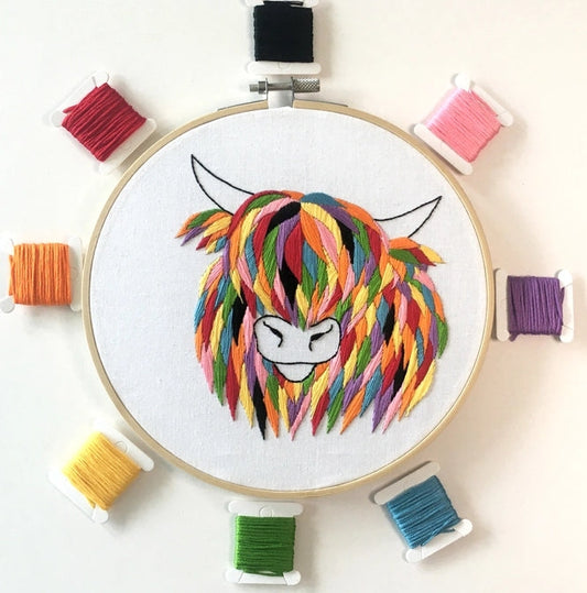 Kit de Broderie Vache des Highlands – DIY coloré avec cerceau Cinnamon