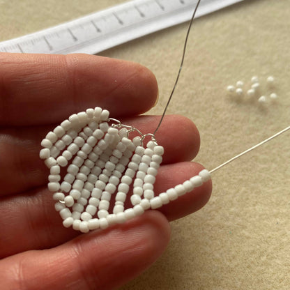 Un kit de création de couronnes de baisers d'hiver pour adultes. Cadeau créatif. The Beadology Shop