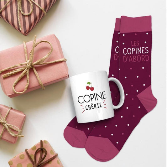 Coffret Mug & Chaussettes Fantaisie – Copine Chérie & Les Copines d’Abord JOY!