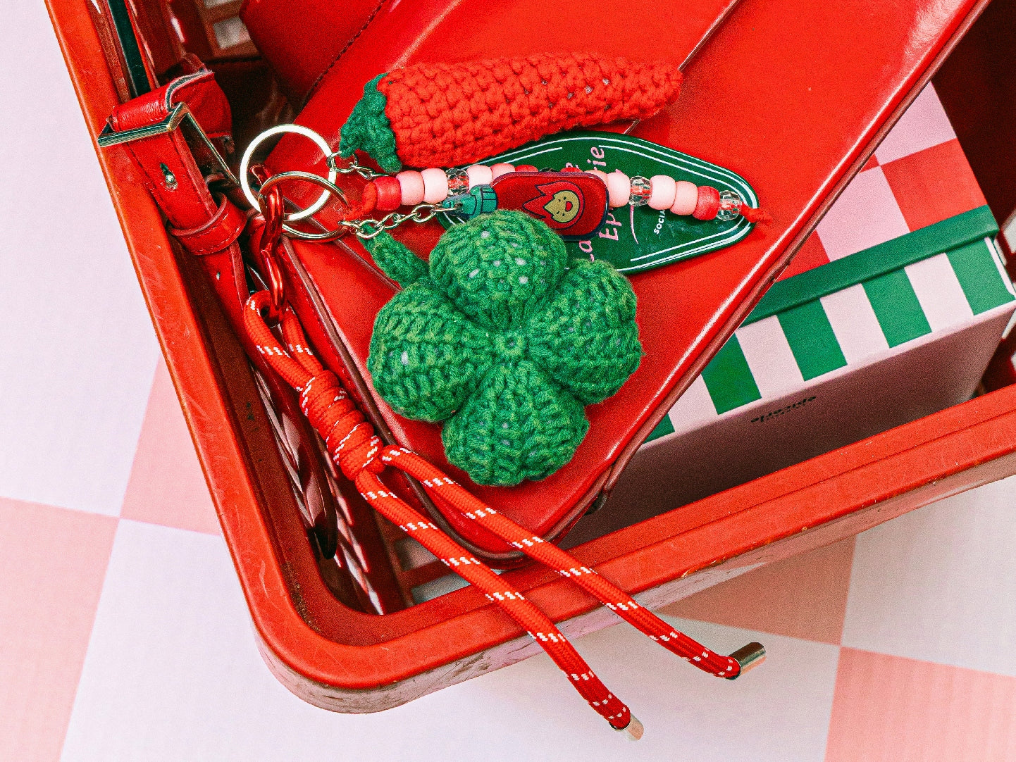 Kit crochet pour débutant – Bag Charms “Lucky Pepper” LA PETITE EPICERIE