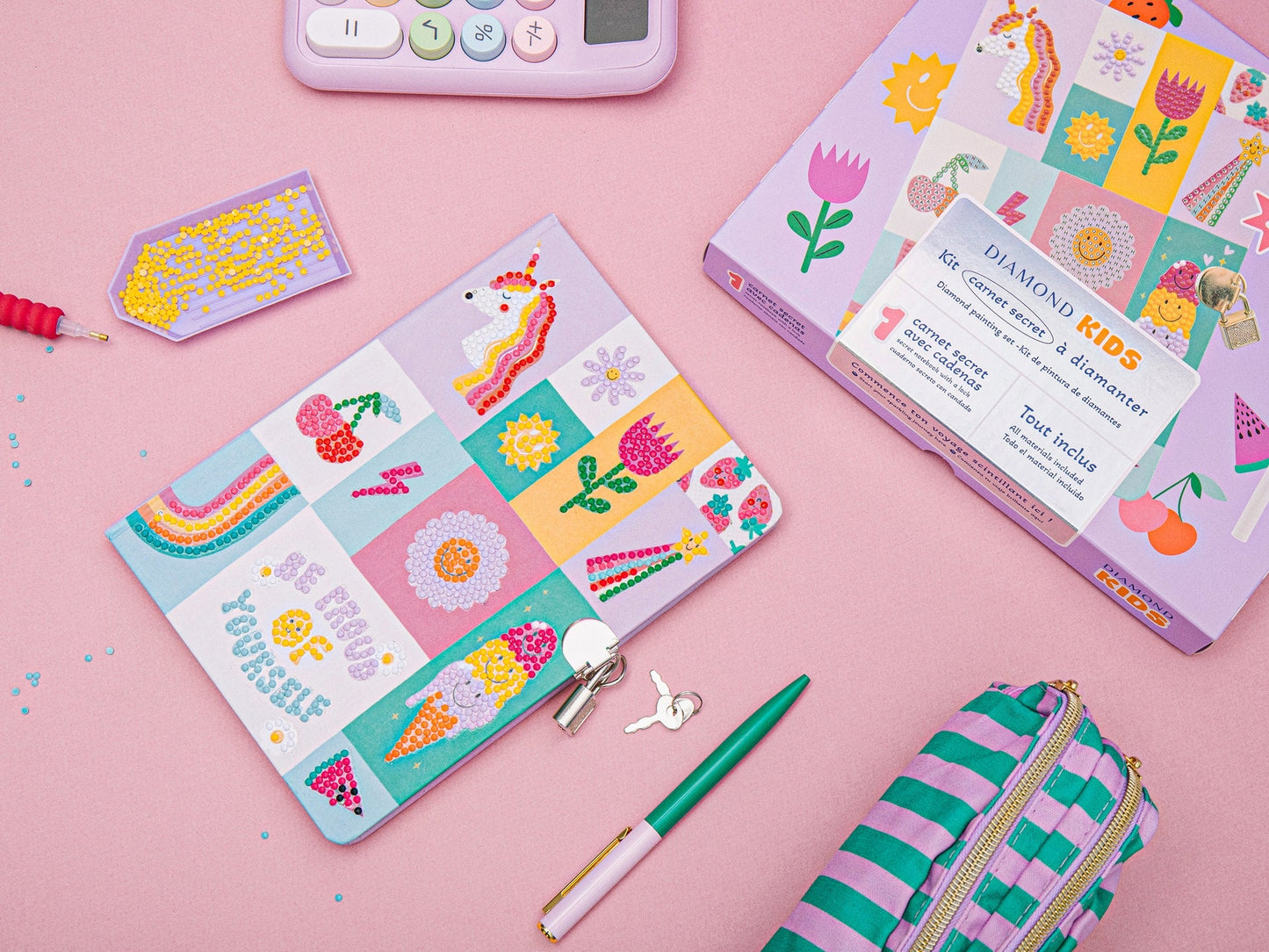 Zoom sur les strass colorés posés sur le carnet, effet scintillant.