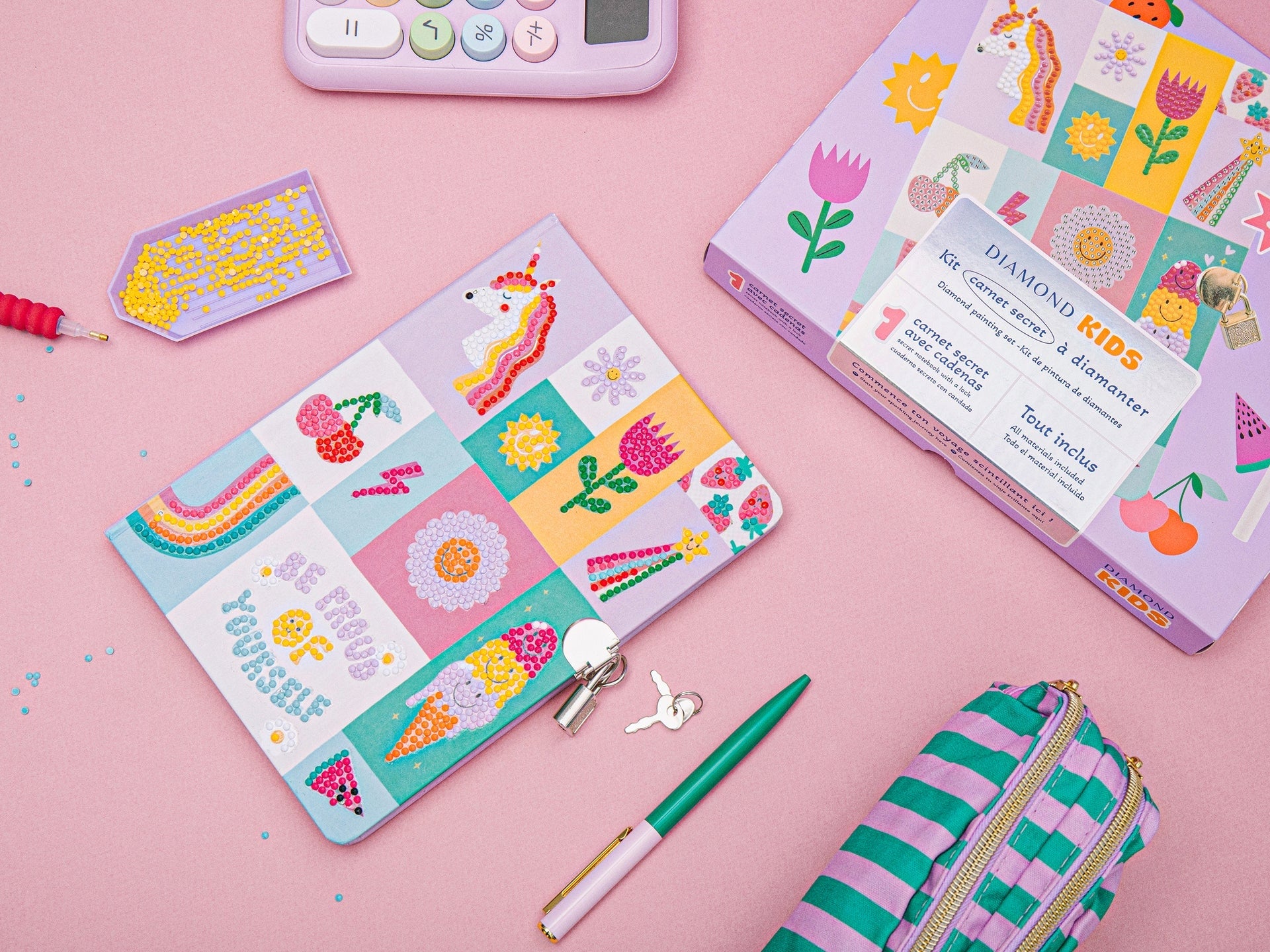 Zoom sur les strass colorés posés sur le carnet, effet scintillant.