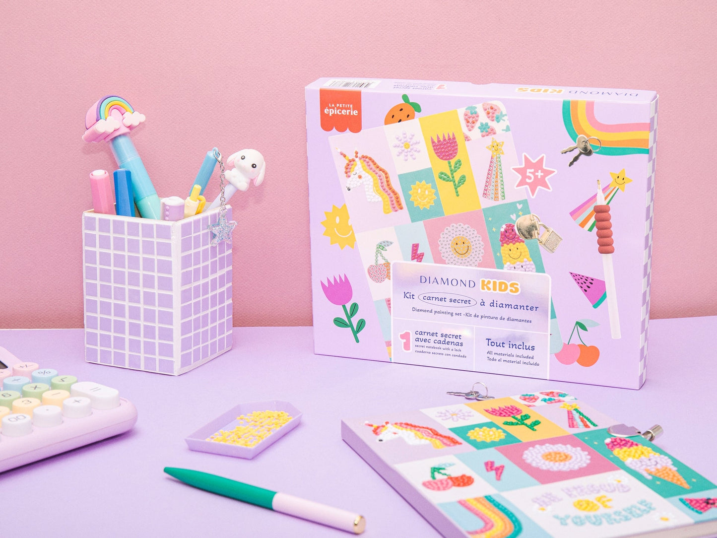 Carnet secret terminé, décoré de strass colorés, rendu étincelant.