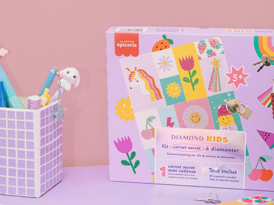 Carnet secret enfant à décorer, couverture neutre avant pose des strass.
