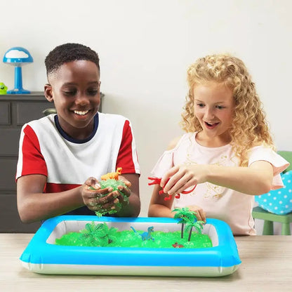 Enfant qui joue avec le monde sensoriel dinosaure Zimpli Kids et le Gelli