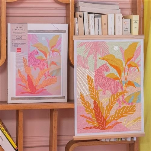 Illustration Pink Jungle avant décoration avec strass colorés.