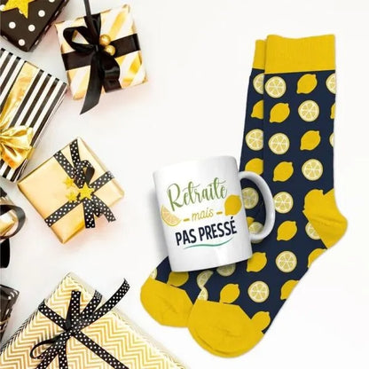 Coffret Cadeau Mug et Chaussettes – Retraité mais pas pressé | Idée Cadeau Retraite JOY!