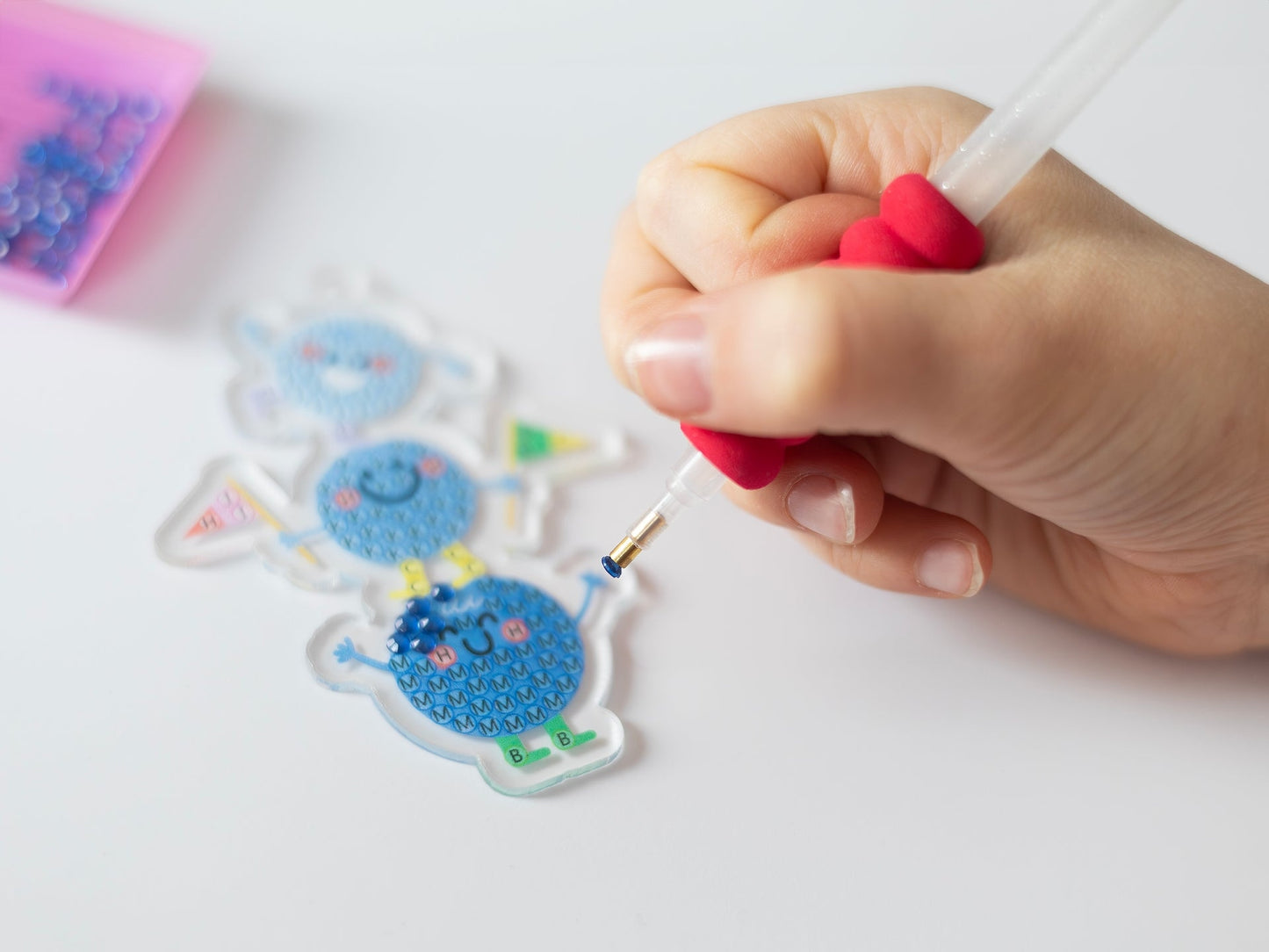 Enfant réalisant l’activité Diamond Painting Stickers Yummy.