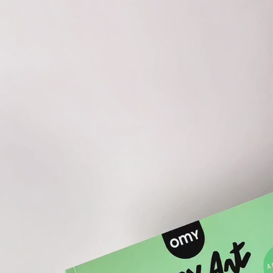 Cahier de coloriage kawaii Cozy Art avec illustration mignonne en cours de coloriage, activité créative relaxante avec crayons de couleur