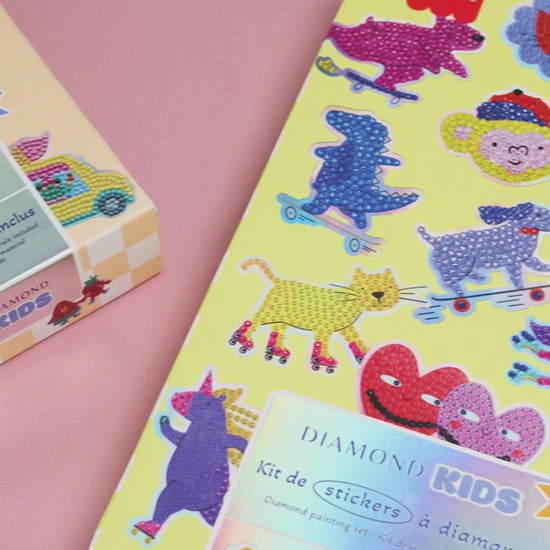 Coffret Petit Diamond Kids Stickers Yummy prêt à offrir, emballage coloré.