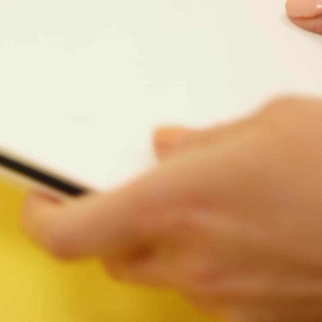 Boîte OMY transformée en pot à crayons avec feutres parfumés