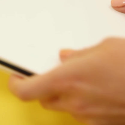 Boîte OMY transformée en pot à crayons avec feutres parfumés