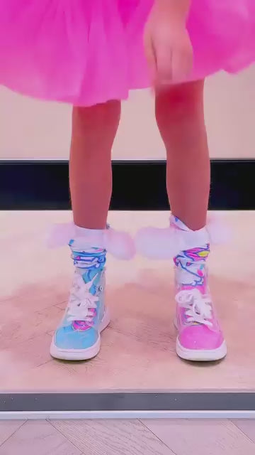 Chaussettes Cinnamoroll MADMIA portées, style kawaii fun