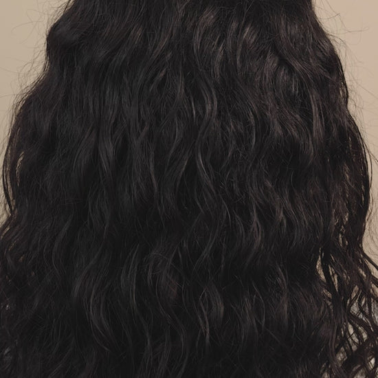 Barrette Fleur Pêche utilisée dans une coiffure printanière, enfant ou femme