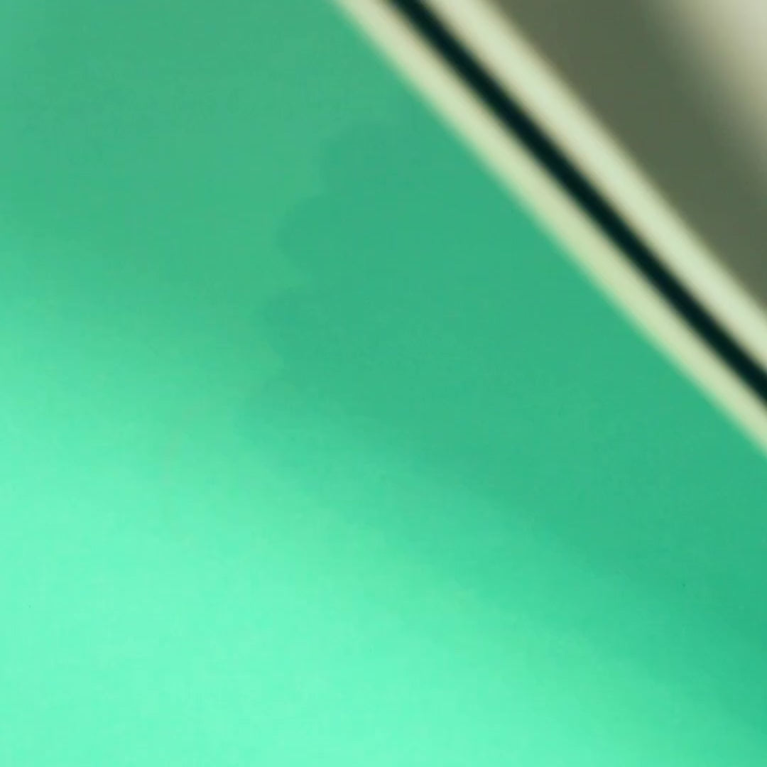 Enfant utilisant des feutres ultra-lavables OMY pour une activité créative